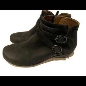 Women’s Sz 8 Dansko Leather Low Cut Black Boots!